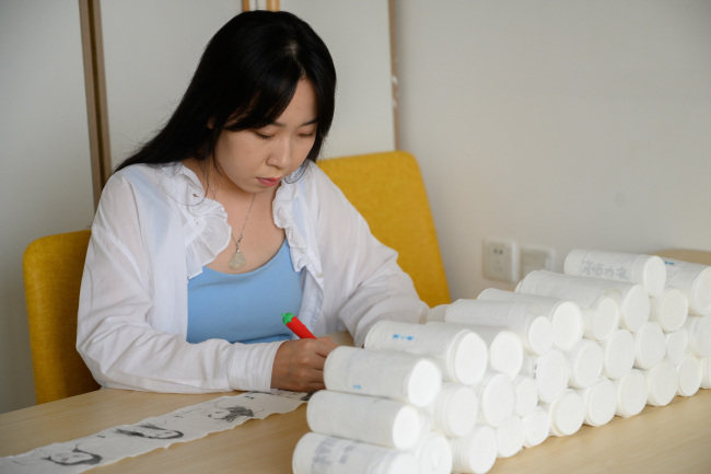 Η Σι Τζαομπί - από το Ταϊγιουάν της επαρχίας Σανσί στην βόρεια Κίνα - έγινε γνωστή ζωγραφίζοντας σε χαρτί υγείας. [Φωτογραφία: VCG]