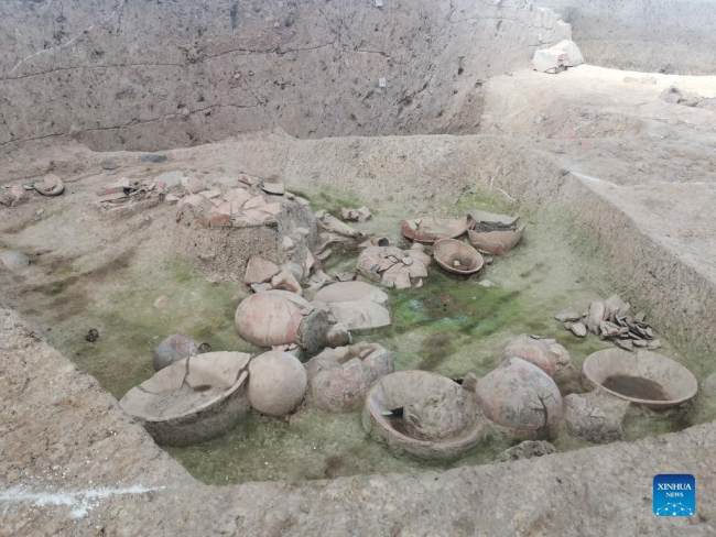 Η φωτογραφία που τραβήχτηκε στις 23 Οκτωβρίου 2020 δείχνει πήλινα αντικείμενα που ανασκάφηκαν στον αρχαιολογικό χώρο Τσιαοτόου στην πόλη Γιγού, επαρχία Τζετζιάνγκ της ανατολικής Κίνας. (φωτογραφία / Xinhua)