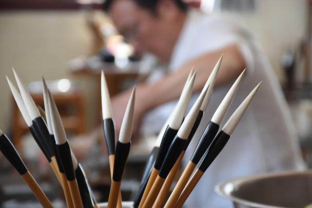 Ο Τζόου Πενγκτσένγκ ασχολείται με την αρχαία τέχνη κατασκευής πινέλων για περισσότερες από έξι δεκαετίες. [Φωτογραφία/Xinhua]