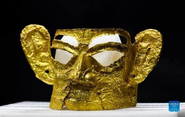 Η φωτογραφία που τραβήχτηκε στις 2 Σεπτεμβρίου 2021 δείχνει μια χρυσή μάσκα που ανακαλύφθηκε στον Νο. 3 λάκκο θυσιών του αρχαιολογικού χώρου Ερειπίων Σανσινγκντουέι (Sanxingdui) στην επαρχία Σιτσουάν της νοτιοδυτικής Κίνας. (φωτογραφία / Xinhua)