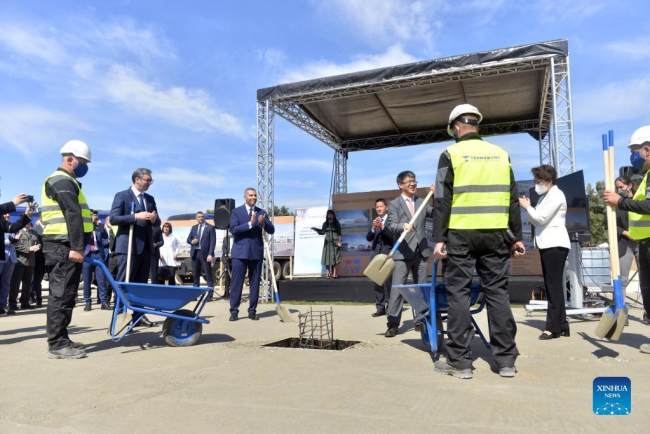 Ο πρόεδρος της Σερβίας, Αλεξάνταρ Βούτσιτς (2ος αριστερά, μπροστά) παρευρίσκεται στην τελετή τοποθέτησης του θεμέλιου λίθου για ένα εργοστάσιο παραγωγής εμβολίων COVID-19 στο Βελιγράδι, Σερβία, στις 9 Σεπτεμβρίου 2021. (Φωτογραφία από τον Predrag Milosavljevic/Xinhua)