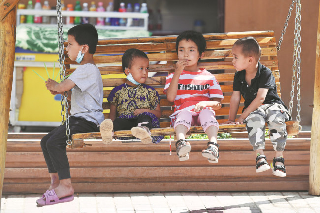 Στην φωτογραφία, παιδιά απολαμβάνουν μια μέρα στο Κασγκάρ, στην αυτόνομη περιοχή Σιντζιάνγκ Ουιγκούρ. [CHINA DAILY]