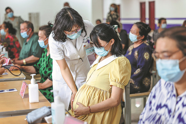 Μια ιατρική ομάδα από το Νινγκμπό, επαρχία Τζετζιάνγκ, φροντίζει ασθενείς στο Ακσού κατά τη διάρκεια μιας εργασιακής περιοδείας στο Σιντζιάνγκ. [CHINA DAILY]