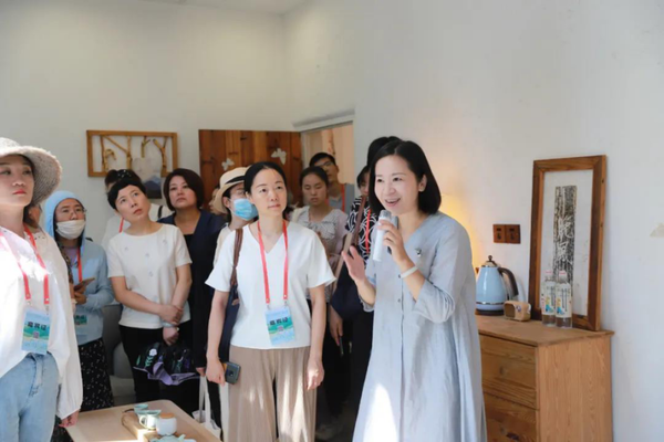 Εκπρόσωποι επισκέπτονται έναν πολυτελή ξενώνα στην πόλη Ναντζίνγκ, στην επαρχία Jiangsu της Ανατολικής Κίνας (φωτογραφία από τις 5 Σεπτεμβρίου 2020 - Γυναικεία Ομοσπονδία Jiangsu)