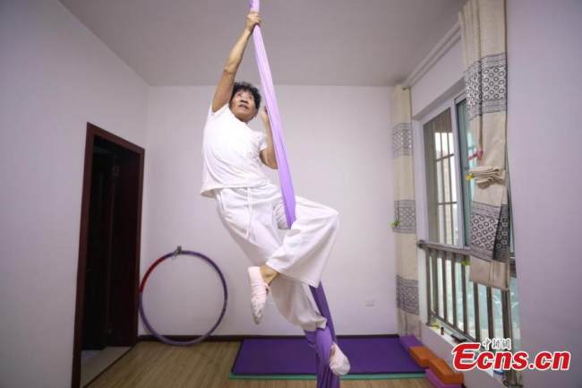 Ο Τζανγκ Σιντά ενώ εξασκείται στον χορό σε στύλο, στο σπίτι του στο Τσενγκντού, στην επαρχία Σιτσουάν της νοτιοδυτικής Κίνας, στις 13 Σεπτεμβρίου 2021. (Φωτογραφία: China News Service)