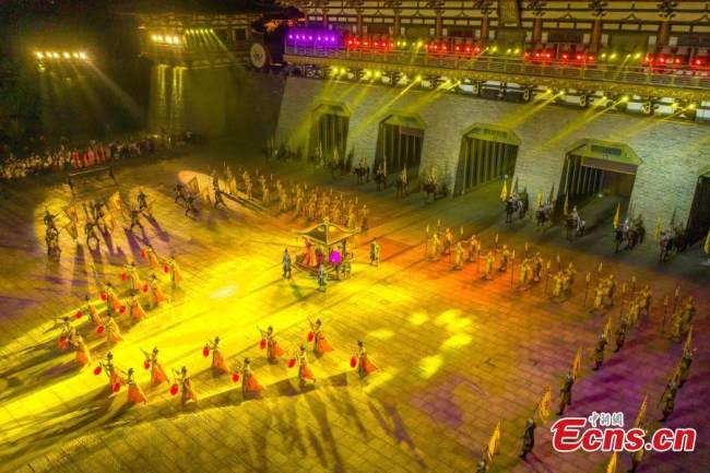 Παράσταση στο γραφικό σημείο Τανγκτσένγκ, στην Σιανγκγιάνγκ του Χουμπέι, στις 15 Σεπτεμβρίου 2021. (φωτογραφία / China News Service)