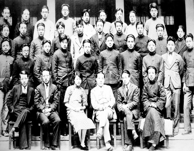 Ο Λιανγκ Σιτσένγκ, (πέμπτος από αριστερά) με συναδέλφους και φοιτητές στο Βορειοανατολικό Πανεπιστήμιου του Σενγιάνγκ, επαρχία Λιαονίνγκ σε φωτογραφία από το στην έκθεση για τα 120 χρόνια από την γέννησή του στο Μουσείο Τέχνης του Πανεπιστημίου Τσινγκχουά, 4 Σεπτεμβρίου 2021 (Φωτογραφία: Εύα Παπαζή)
