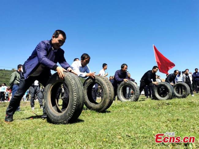Χωρικοί συμμετέχουν σε αγώνα κύλισης ελαστικών στην κομητεία Τσινγκσούι στις 21 Σεπτεμβρίου 2021. 