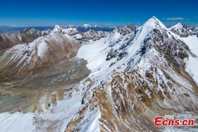 Στην φωτογραφία φαίνεται το τοπίο του παγετώνα Κορτσούνγκ Κανγκρί στην κομητεία Γκεντά της περιοχής Νταμσούνγκ, περίπου 140 χιλιόμετρα μακριά από τη Λάσα, στην Αυτόνομη Περιοχή του Θιβέτ στην νοτιοδυτική Κίνα. (φωτογραφία / China News Service)