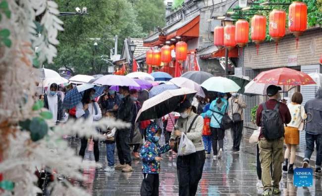 Κόσμος στην Οδό Νανλουογκουσιάνγκ στο Πεκίνο κατά την διάρκεια των 7ήμερων διακοπών για την Εθνική Ημέρα της Κίνας, στις 6 Οκτωβρίου 2021