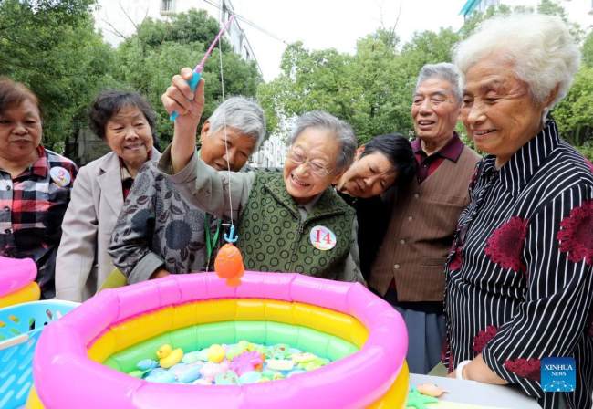 Σε φωτογραφία από το Σουτζόου στην επαρχία Τζιανγκσού, ηλικιωμένοι κάτοικοι συμμετέχουν σε παιχνίδια ψαρέματος στην κοινότητα Τζινσιά στις 12 Οκτωβρίου 2021. 
