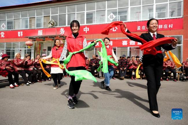 Χορεύοντας στην γιορτή του Διπλού Εννέα για τους ντόπιους ηλικιωμένους στο χωριό Νταγκουοζουάνγκ της πόλης Ζαοζουάνγκ, στην επαρχία Σαντόνγκ της ανατολικής Κίνας, 12 Οκτωβρίου 2021. 