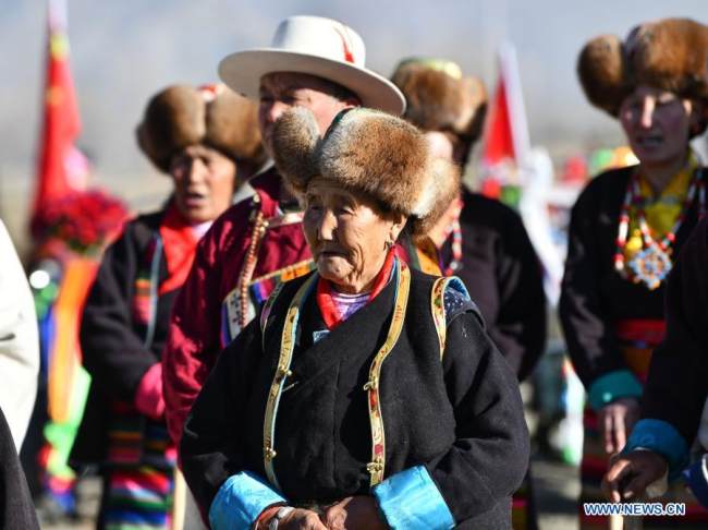 Η Ντάουα ενώ παρευρίσκεται σε μια τελετή που πραγματοποιείται για την έναρξη του ανοιξιάτικου οργώματος στην Κοινότητα Κεσούμ της πόλης Σανάν, στην Αυτόνομη Περιοχή του Θιβέτ της νοτιοδυτικής Κίνας, στις 16 Μαρτίου 2021. [φωτογραφία / Xinhua]