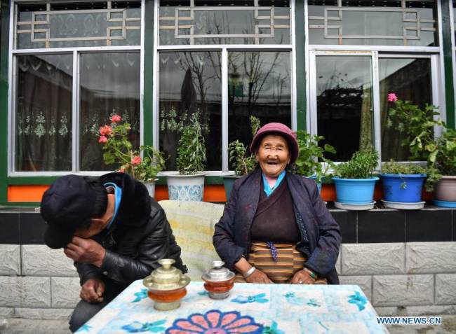 Η Ντάουα γελάει μαζί με τον γιο της στο σπίτι της στην Κοινότητα Κεσούμ της πόλης Σανάν, στην Αυτόνομη Περιφέρεια του Θιβέτ της νοτιοδυτικής Κίνας, 15 Μαρτίου 2021. [Xinhua/Jigme Dorje]