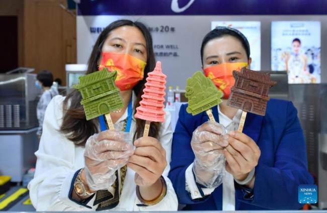 Εκθέτες παρουσιάζουν τα παγωτά (冰淇淋: Bīngqílín) τους σε σχέδια αξιοθέατων κινεζικής αρχιτεκτονικής κατά τη διάρκεια του Ice Cream China 2021 που πραγματοποιήθηκε στην Τιεντζίν της βόρειας Κίνας, 11 Οκτωβρίου 2021. (φωτογραφία / Xinhua)