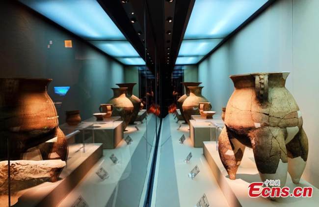 Κεραμικά αγγεία εκτίθενται στο Μουσείο των Ερειπίων Λατζιά, στην κομητεία Μινχέ της επαρχίας Τσινγκχάι της βορειοδυτικής Κίνας, 17 Οκτωβρίου. (Φωτογραφία / China News Service)