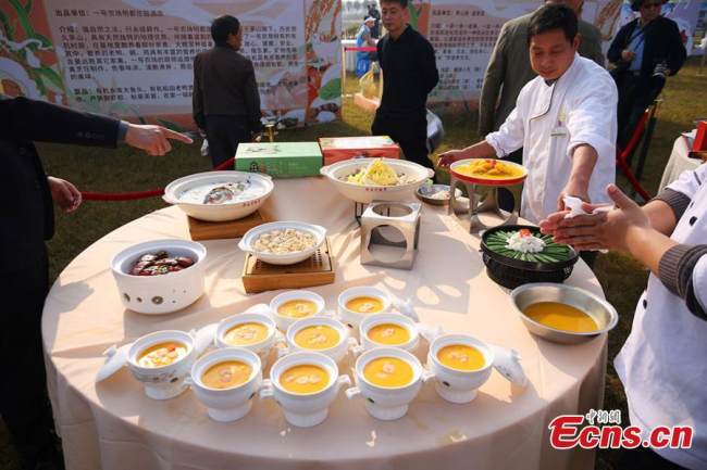 Οι μάγειρες παρουσιάζουν γκουρμέ πιάτα στο 7ο Φεστιβάλ φρέσκου φαγητού λίμνης, στην περιοχή Τζιν-ταν της πόλης Τσανγκτζόου, στην επαρχία Τζιανγκσού της ανατολικής Κίνας, 30 Οκτωβρίου 2021. (Φωτογραφία: China News Service)