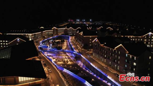 Νυχτερινή άποψη του Ολυμπιακού και Παραολυμπιακού Χωριού στην Τζανγκτζιακόου, στην επαρχία Χεμπέι της βόρειας Κίνας, 23 Νοεμβρίου 2021. (Φωτογραφία: China News Service)