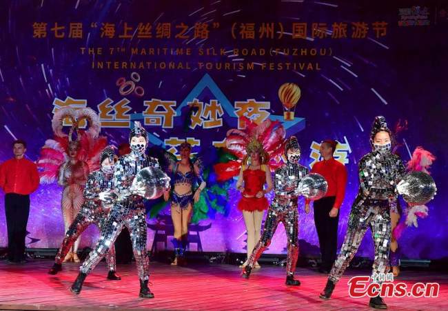 Μια στιγμή από την παράσταση χορού που πραγματοποιήθηκε στο 7ο Διεθνές Φεστιβάλ Τουρισμού του Θαλάσσιου Δρόμου του Μεταξιού στο Φουτζόου της επαρχίας Φουτζιέν στην ανατολική Κίνα, στις 23 Νοεμβρίου 2021. (Φωτογραφία: China News Service)