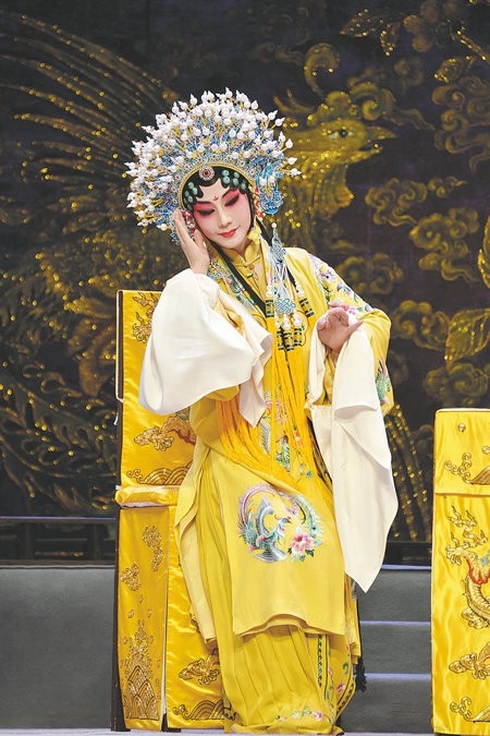 Η καλλιτέχνης της Όπερας Κουντσού, Γουάνγκ Φανγκ, έχει δει πολλά σκαμπανεβάσματα αυτής της παραδοσιακής μορφής τέχνης τα τελευταία 40 χρόνια. [φωτογραφία: China Daily]