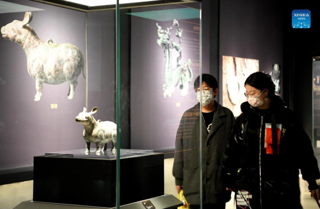 Τουρίστες επισκέπτονται το Μουσείο Χενάν την τρίτη ημέρα των διακοπών της Πρωτοχρονιάς στο Τζενγκτζόου, στην επαρχία Χενάν της κεντρικής Κίνας, 3 Ιανουαρίου 2022. (Xinhua/Hao Yuan)
