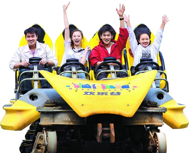 Οι επισκέπτες διασκεδάζουν στο Happy Valley, ένα από τα πολλά δημοφιλή θεματικά πάρκα στο Πεκίνο. [Φωτογραφία/China Daily]