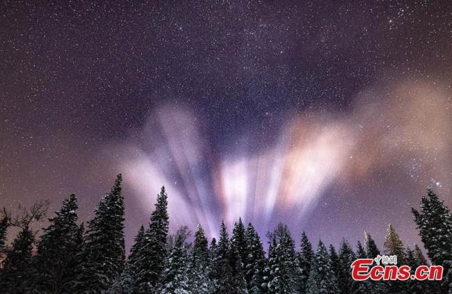 Η φωτογραφία δείχνει έγχρωμες στήλες φωτός στη γραφική περιοχή Κανάς του Αλτάι, στην αυτόνομη περιοχή Σιντζιάνγκ Ουιγκούρ της βορειοδυτικής Κίνας. (Φωτογραφία: China News Service)