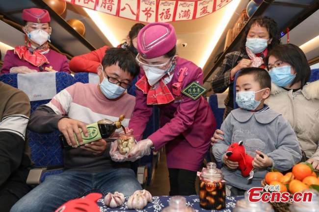 Ένας επιβάτης (乘客 Chéngkè) στο Fuxing EMU (C5980) φτιάχνει σκόρδο Λαμπά στο Μπιτζιέ, στις 9 Ιανουαρίου 2022. (Φωτογραφία: China News Service)