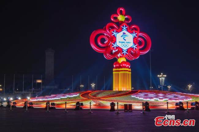 Μια γιγάντια διακόσμηση σε σχήμα κινεζικού κόμπου για τους Χειμερινούς Αγώνες του Πεκίνου 2022 στην πλατεία Τιενανμέν, Πεκίνο, 20 Ιανουαρίου 2022. (Φωτογραφία: China News Service/Sheng Jiapeng) 