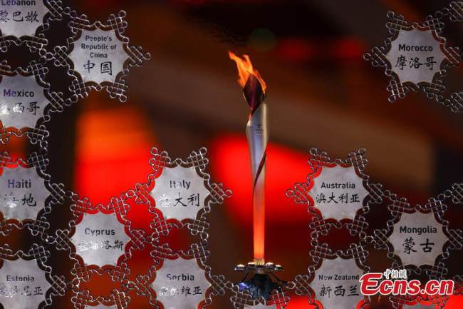 Η Ολυμπιακή φλόγα καίει μέσα στη βάση του πυρσού που έχει κατασκευαστεί με σχήμα νιφάδας χιονιού, έξω από το Εθνικό Στάδιο του Πεκίνου, ή αλλιώς όπως είναι πιο γνωστό, τη «Φωλιά του Πουλιού», στις 6 Φεβρουαρίου 2022. (Φωτογραφία/VCG)