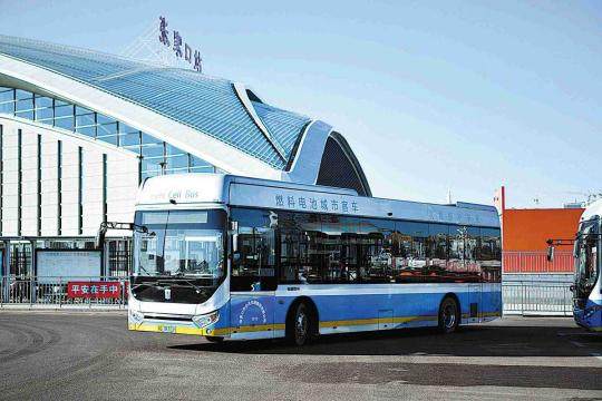 Ένα λεωφορείο κυψελών καυσίμου υδρογόνου φτάνει σε έναν σταθμό λεωφορείων στο Τζανγκτζιακόου, στην επαρχία Χεμπέι. (Φωτογραφία/China News Service)