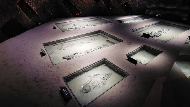 Οι τάφοι που ανακαλύφθηκαν στα ερείπια Τζινσά παρουσιάζονται στο Μουσείο Αρχαιολογικού Τόπου Τζινσά.[Η φωτογραφία παρέχεται στην China Daily]