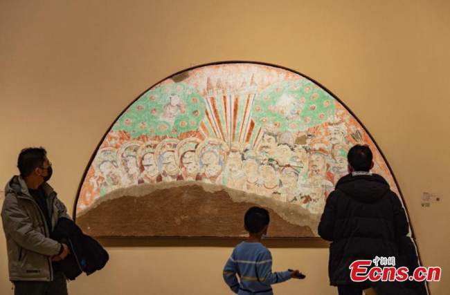 Ένα αντίγραφο μιας τοιχογραφίας από τα Βουδιστικά Σπήλαια Μπεζεκλίκ στο Τουρπάν, στην Αυτόνομη Περιοχή Σιντζιάνγκ Ουιγκούρ εκτίθεται στο Εθνικό Μουσείο Τεχνών και Χειροτεχνίας της Κίνας που συστεγάζεται με το Μουσείο Άυλης Πολιτιστικής Κληρονομιάς της Κίνας στο Πεκίνο, 8 Φεβρουαρίου 2022. (Φωτογραφία: China News Service/Hou Yu )