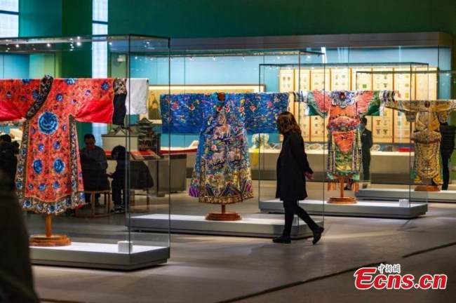 Ένας επισκέπτης κοιτάζει τις παραδοσιακές στολές όπερας στο Εθνικό Μουσείο Τεχνών και Χειροτεχνίας της Κίνας που συστεγάζεται με το Μουσείο Άυλης Πολιτιστικής Κληρονομιάς της Κίνας στο Πεκίνο, στις 8 Φεβρουαρίου 2022. (Φωτογραφία: China News Service)