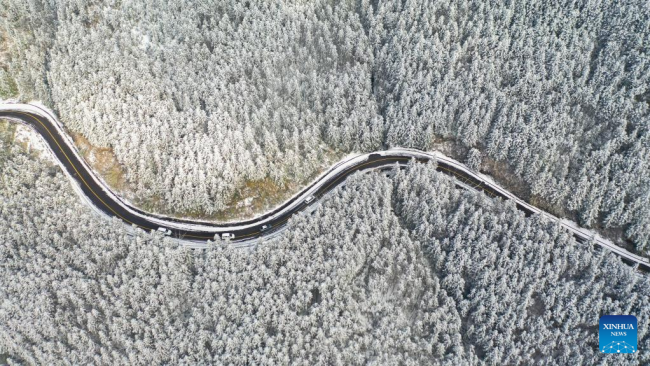 Αεροφωτογραφία που τραβήχτηκε στις 23 Φεβρουαρίου 2022 δείχνει τον χιονισμένο δήμο Τσισέ στην πόλη Σινγκγί, στην επαρχία Γκουιτζόου της νοτιοδυτικής Κίνας. (Φωτογραφία: Liu Chaofu/Xinhua)