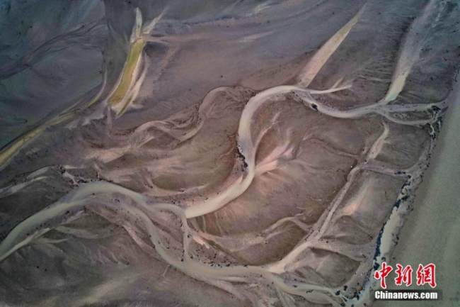 Η κοίτη του Κίτρινου Ποταμού (黄河huánghé) είναι εκτεθειμένη λόγω της πτώσης της στάθμης του νερού στο τμήμα Γονγκτζί της επαρχίας Σανσί της βόρειας Κίνας, σχηματίζοντας ένα μοναδικό φυσικό οικολογικό τοπίο. (Φωτογραφία/VCG)