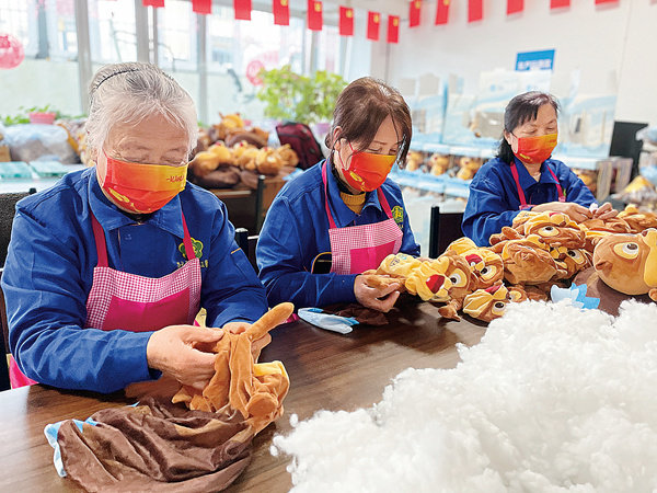 Μέλη της κοινότητας ατόμων με σωματική αναπηρία παράγουν βελούδινα παιχνίδια της μασκότ της περιοχής Τσονγκλί, στο Τζανγκτζιακόου της επαρχίας Χεμπέι. [Η φωτογραφία παρέχεται στην China Daily]