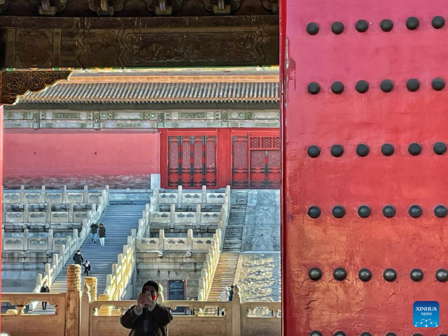Ένας άνδρας βγάζει φωτογραφίες στο Μουσείο του Παλατιού στο Πεκίνο, πρωτεύουσα της Κίνας, 22 Φεβρουαρίου 2022. (Xinhua/Li Xin)