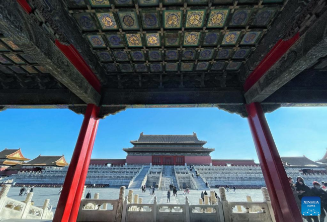 Επισκέπτες στο Μουσείο του Παλατιού στο Πεκίνο, πρωτεύουσα της Κίνας, 22 Φεβρουαρίου 2022. (Xinhua/Li Xin)