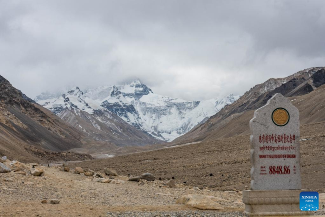 Η φωτογραφία που τραβήχτηκε στις 14 Μαρτίου 2022 δείχνει μια άποψη του Όρους Τσομολάνγκμα όπως φαίνεται από την κατασκήνωση βάσης στο Όρος Τσομολάνγκμα, στην αυτόνομη περιοχή του Θιβέτ της νοτιοδυτικής Κίνας. (Xinhua/Zhou Dixiao)