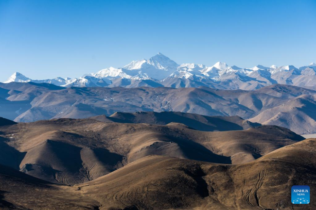 Η φωτογραφία που τραβήχτηκε στις 15 Μαρτίου 2022 δείχνει μια άποψη του Όρους Τσομολάνγκμα από την πόλη Σιγκάζε, της αυτόνομης περιοχής του Θιβέτ της νοτιοδυτικής Κίνας. (Xinhua/Zhou Dixiao)
