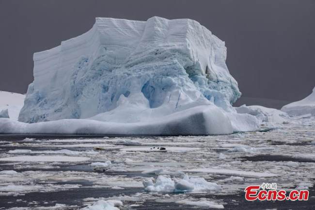 Φωτογραφία που τραβήχτηκε στις 16 Φεβρουαρίου 2022, δείχνει παγετώνες στο νησί Horseshoe. Λόγω της παγκόσμιας κλιματικής αλλαγής στην Ανταρκτική λιώνουν οι πάγοι. (Φωτογραφία/VCG)