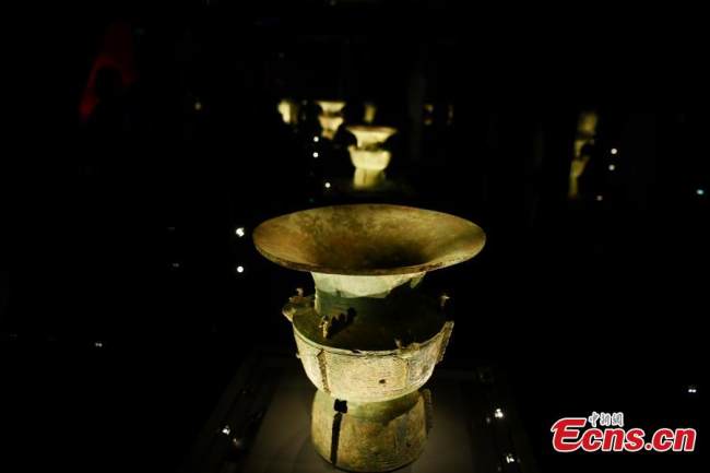 Ένα χάλκινο δοχείο «ζουν» παρουσιάζεται στο Μουσείο Σανσινγκντούι στην επαρχία Σιτσουάν της νοτιοδυτικής Κίνας, στις 29 Μαρτίου 2022. (Φωτογραφία: China News Service)
