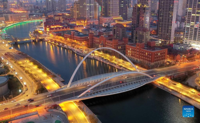 Αεροφωτογραφία που τραβήχτηκε στις 28 Μαρτίου 2022 δείχνει τη γέφυρα Νταγκού πάνω από τον ποταμό Χαϊχέ στο Τιεντζίν της βόρειας Κίνας. [Φωτογραφία/Xinhua]