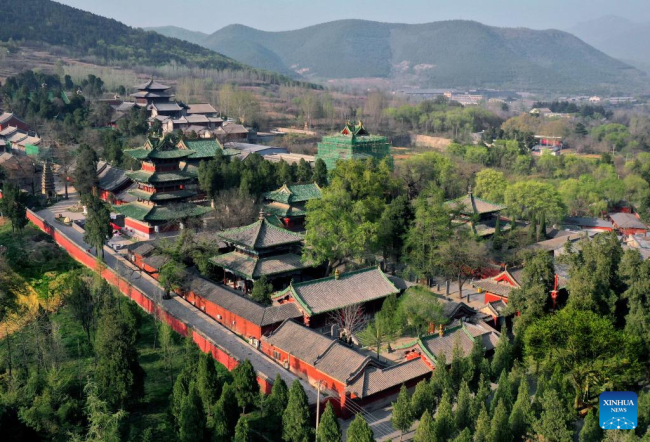 Αεροφωτογραφία που τραβήχτηκε στις 7 Απριλίου 2022 δείχνει του ναό Σαολίν στην Ντενγκφένγκ (登封: Dēng fēng) της επαρχίας Χενάν (河南: Hénán) στην κεντρική Κίνα.