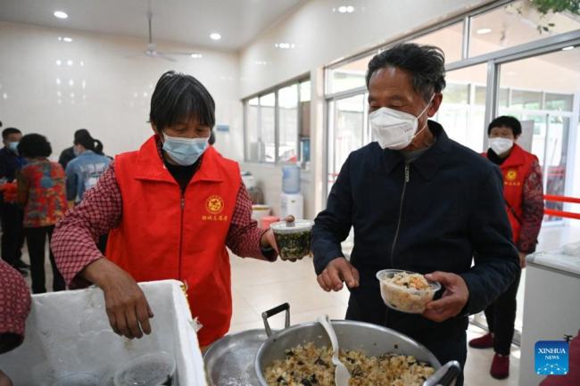Γιαγιάδες εθελόντριες προσφέρουν γεύματα σε εργαζόμενους κατά της επιδημίας κόβιντ στο Τσουεντζόου της επαρχίας Φουτζιέν. [Φωτογραφία/Xinhua]