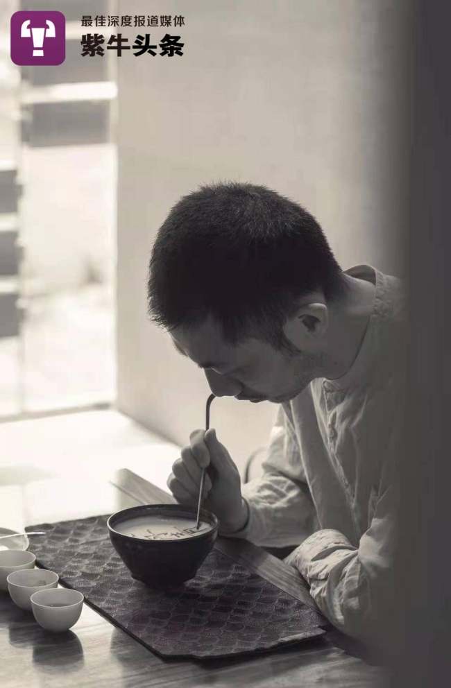 Η φωτογραφία δείχνει τον Χαν Τζεμίνγκ να σχηματίζει μια εικόνα με αφρό τσαγιού. (Φωτογραφία/yangtse.com)