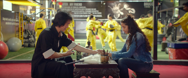 Μια σκηνή που παρουσιάζει την Ινδή πρωταγωνίστρια και τον Κινέζο δάσκαλό της στο κουνγκ φου. [Η φωτογραφία παρέχεται στην China Daily] 