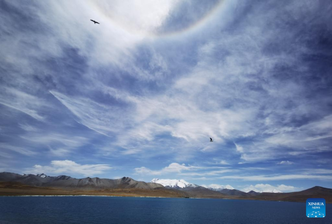 Η φωτογραφία που τραβήχτηκε από κινητό την 1η Μαΐου 2022 δείχνει ένα ηλιακό ‘φωτοστέφανο’ πάνω από το χωριό Τουιβά στην κομητεία Ναγκαρζέ στο Σαννάν, που βρίσκεται στην αυτόνομη περιοχή του Θιβέτ της νοτιοδυτικής Κίνας.