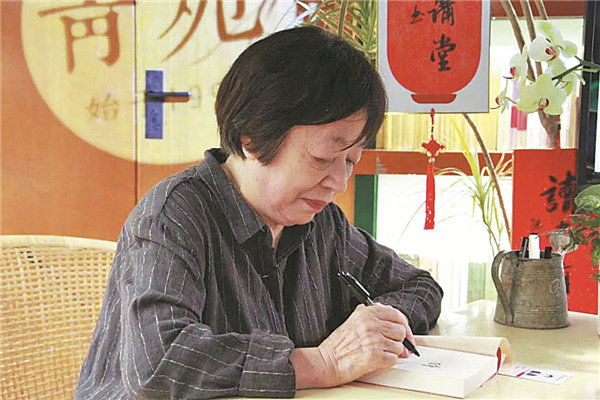 Η Γιανγκ Μπενφέν λέει ότι αν οι ιστορίες των απλών ανθρώπων δεν γραφτούν, σίγουρα θα θαφτούν για πάντα. [Η φωτογραφία παρέχεται στην China Daily]
